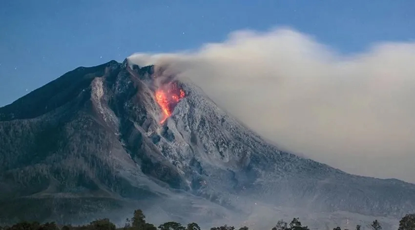 Lewotobi Yanardağı’nda 21 yıl sonra patlama!