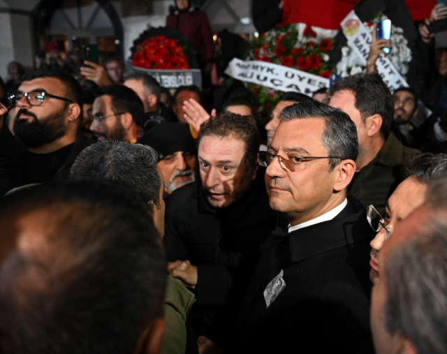 Özgür Özel'in protesto edildiği şehit cenazesinden yeni görüntü! Şehit yakını kalabalığa böyle seslenmiş