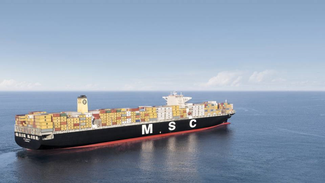Dünyanın en büyük konteyner taşıma şirketi Maersk, Kızıldeniz'deki saldırılar sonrası bölgedeki seferlerini askıya aldı