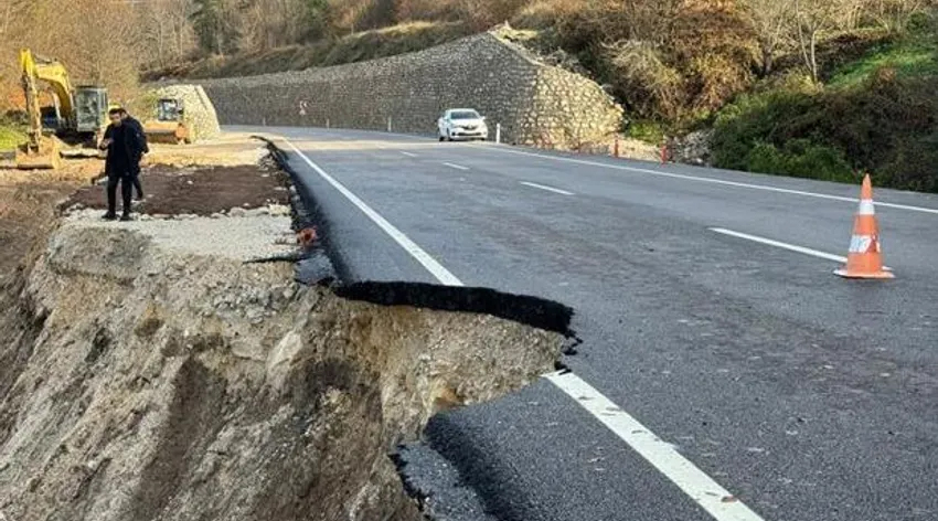 Bartın-Kastamonu kara yolu heyelan nedeniyle çöktü