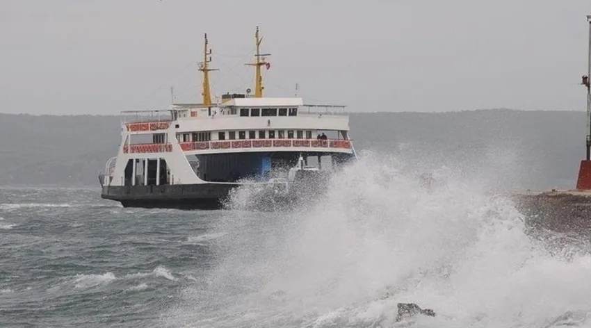 Bozcaada ve Gökçeada feribot seferlerine fırtına engeli