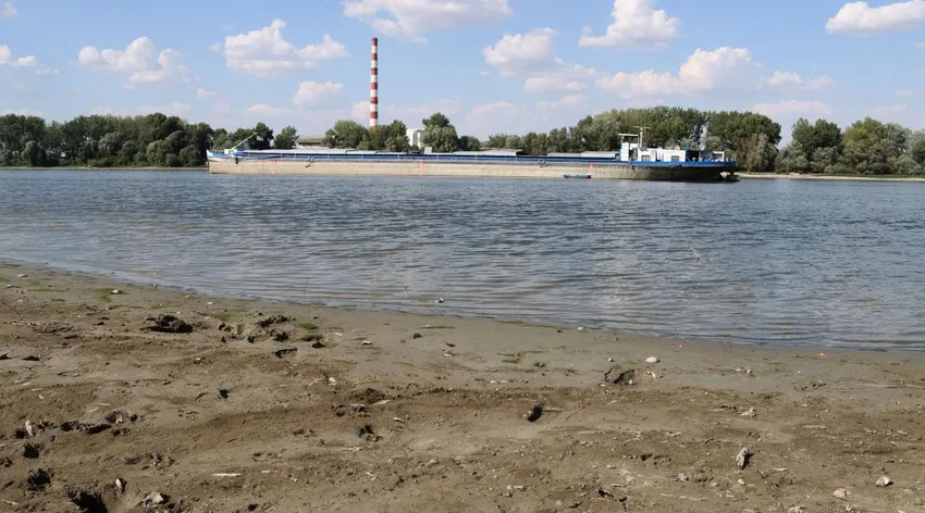 Tuna Nehri’nde gemi mayına çarptı!