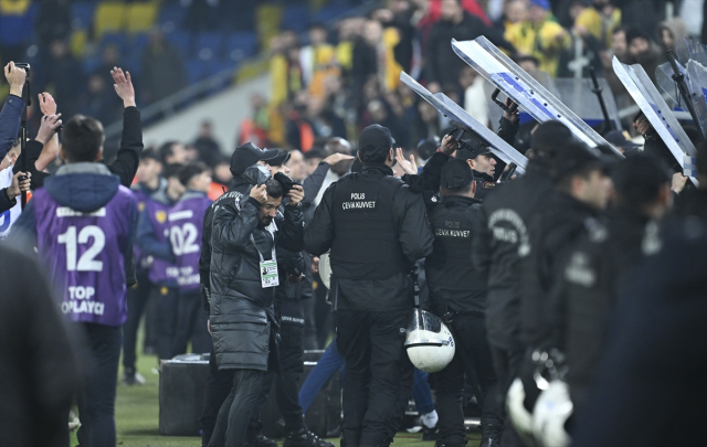 Emre Belözoğlu'nun, Halil Umut Meler'e parmak salladığı görüntüler ortaya çıktı