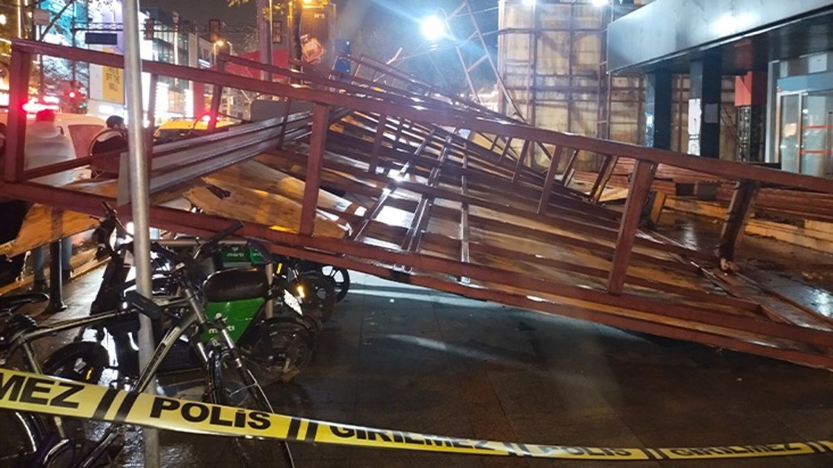 İstanbul’da şiddetli rüzgar hayatı felç etti