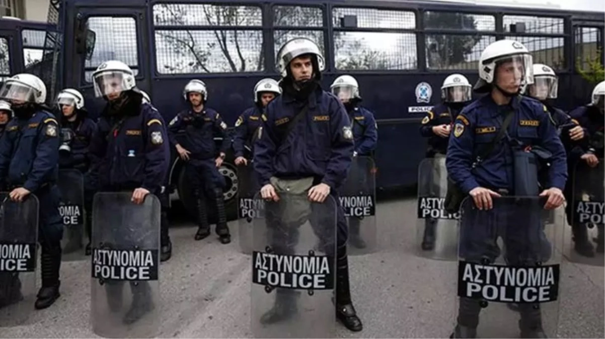 Taraftarın işaret fişeği attığı polis hayatını kaybetti