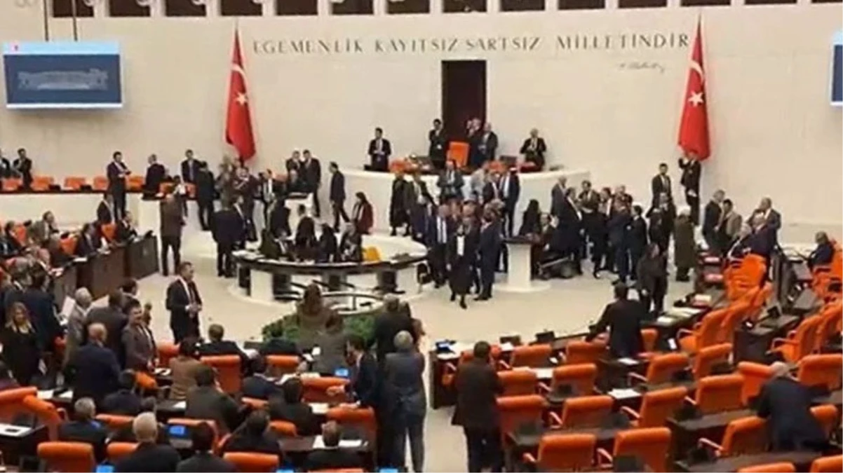 AK Partili Özlem Zengin Meclis’te kürsüye yürüdü