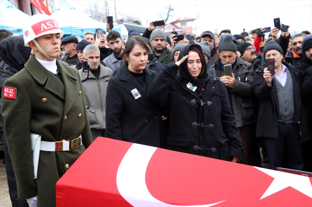 Şehit yakınlarının feryatları Mehmetçik'i ağlattı! Gözyaşlarını silah arkadaşı sildi