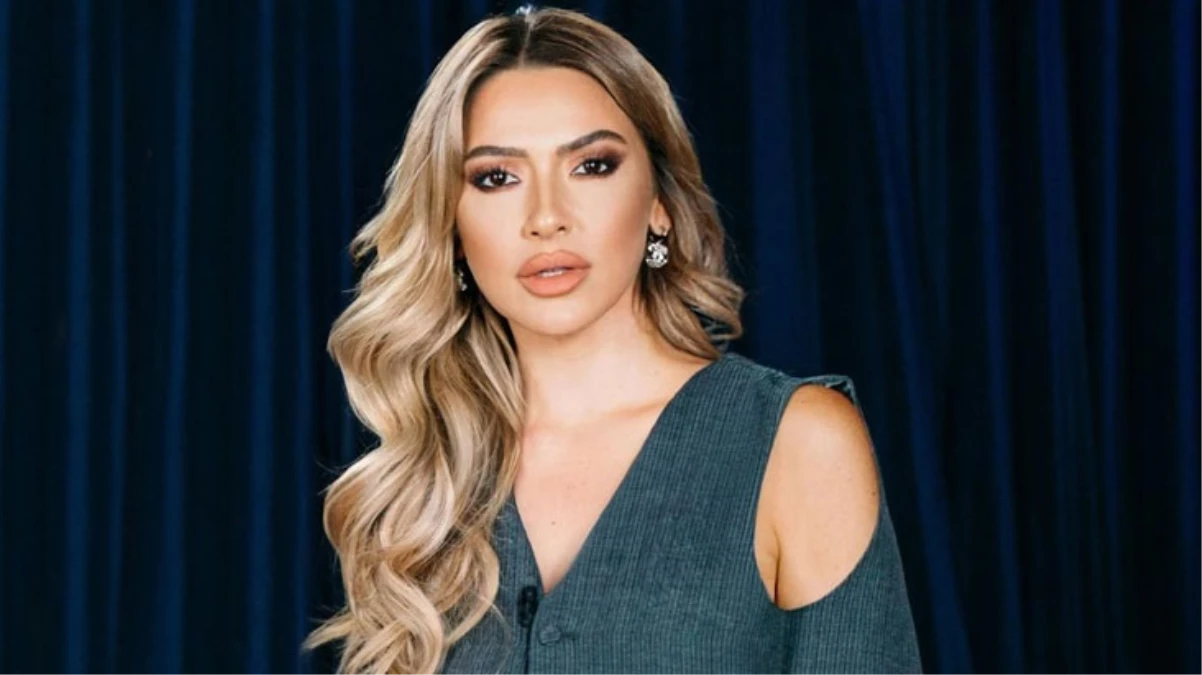 Hadise 2023’e göğüs şov ile veda etti