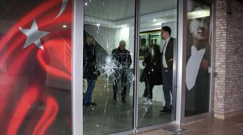 CHP’nin Antalya’daki il binasına saldırı!