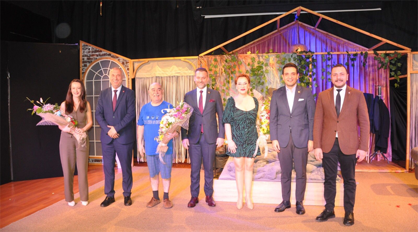 Yatak Odası Sırları adlı tiyatro oyunu Kartal’da Sahnelendi