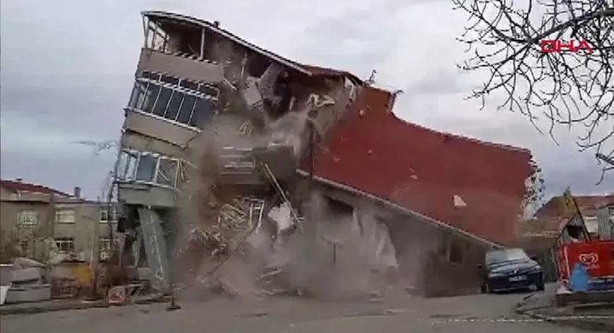 Ümraniye’de bina çöktü!