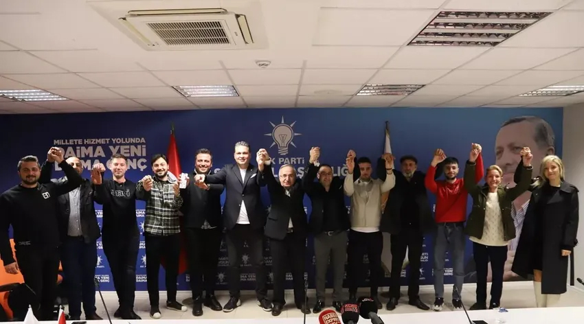 İYİ Parti’den istifa eden 11 kişi AK Parti’ye geçti