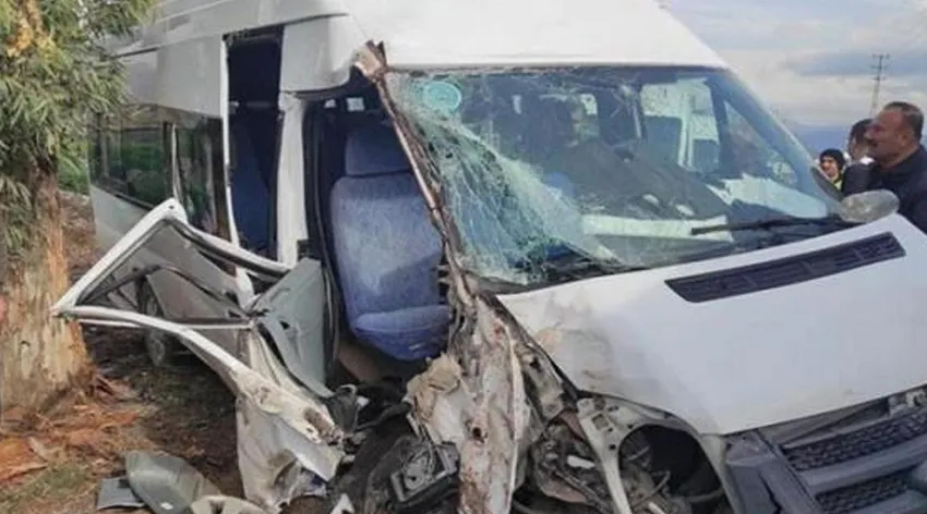 Servis minibüsü ağaca çarptı: 4’ü öğrenci 6 yaralı
