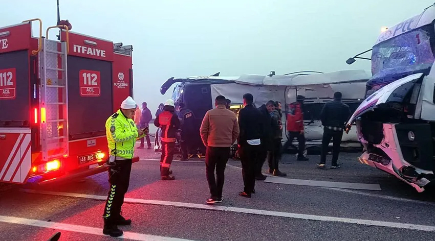 Malatya’da yolcu otobüsü devrildi: 3 ölü 29 yaralı