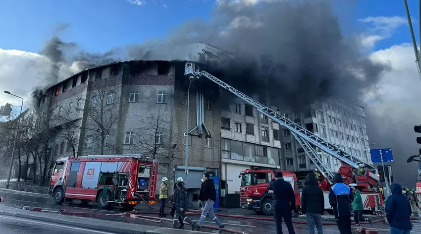 Sultangazi’de Ayakkabı imalathanesinde yangın çıktı