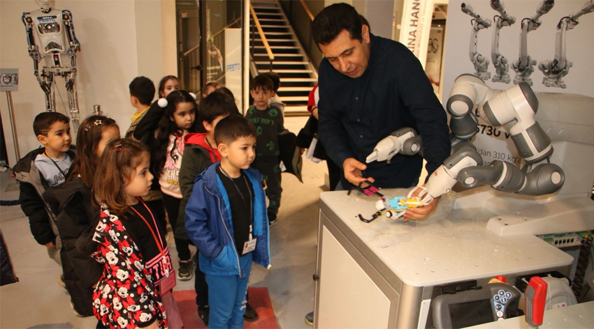 Kreşli minikler makina hangarda kendi robotlarını tasarladı