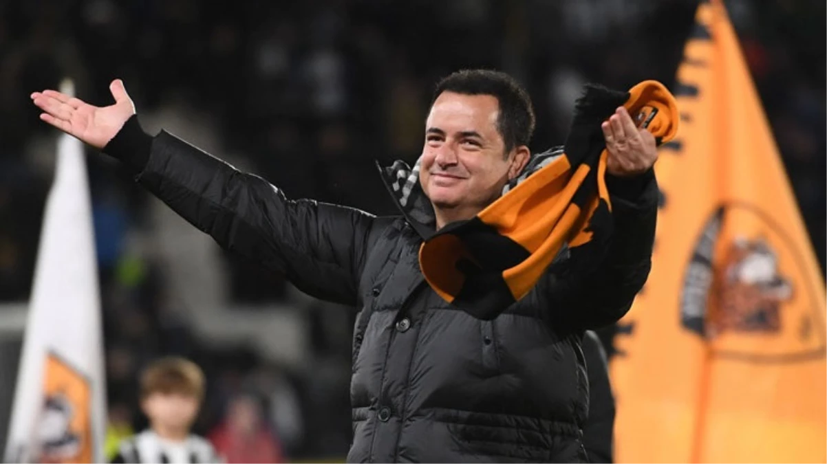 Acun Ilıcalı Abdülkadir Ömür’e de imzayı attırdı