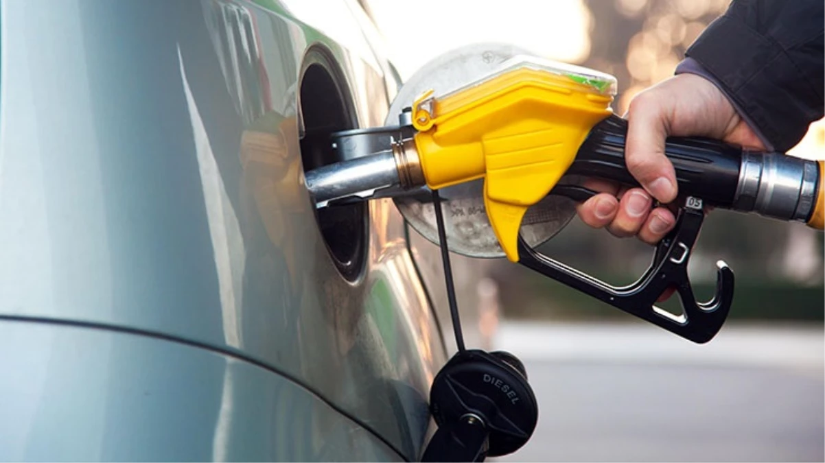 Motorine gece yarısı 2 lira 55 kuruş zam geldi