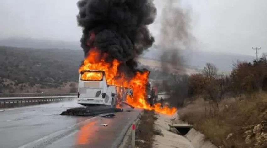 Çorum’da yolcu otobüsü kamyona çarptı!