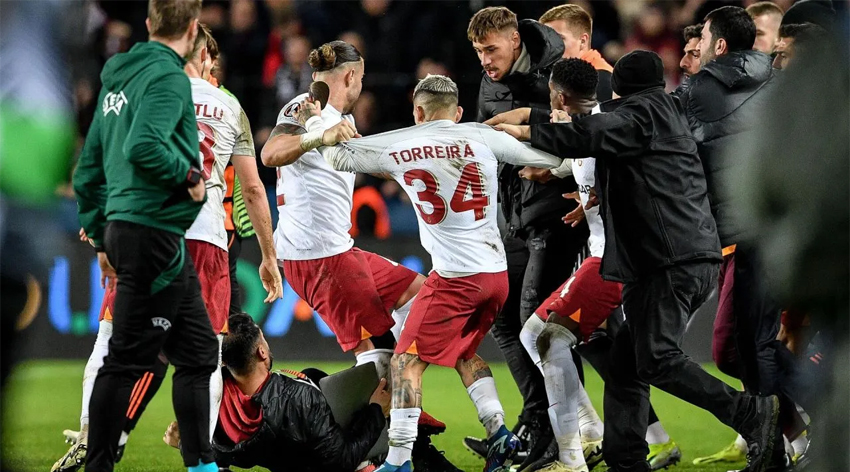 Galatasaray-Prag maçı sonunda saha karıştı!