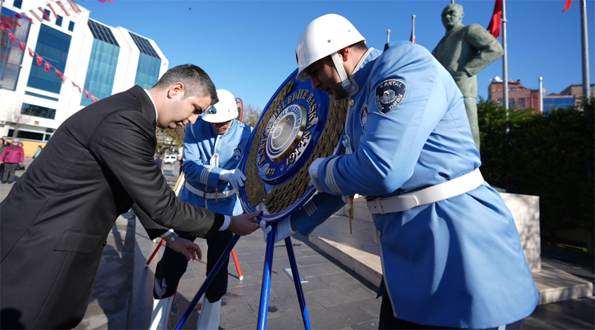 Gökhan Yüksel’den 18 Mart Çanakkale Zaferi’nde Atatürk anıtına çelenk