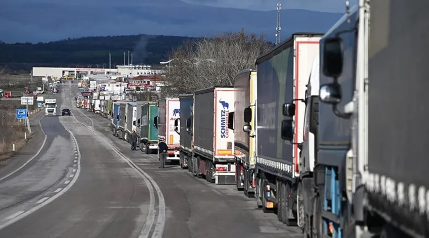 Hamzabeyli’de 15 kilometrelik tır kuyruğu oluştu