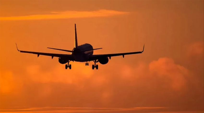 Yolcu uçağına yıldırım isabet etti