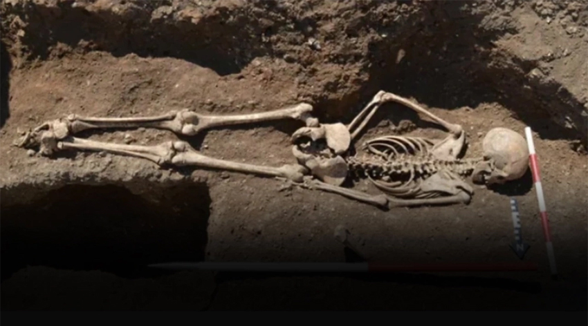 Mezardan çıkamasın diye genç kızın ayaklarını böyle bağlamışlar!