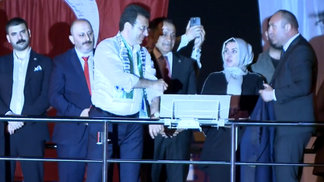 İmamoğlu'ndan gövde gösterisi! Seçim öncesi son konuşmasını AK Parti'nin kalesinde yaptı