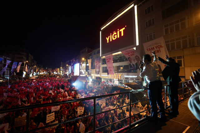 İmamoğlu'ndan gövde gösterisi! Seçim öncesi son konuşmasını AK Parti'nin kalesinde yaptı