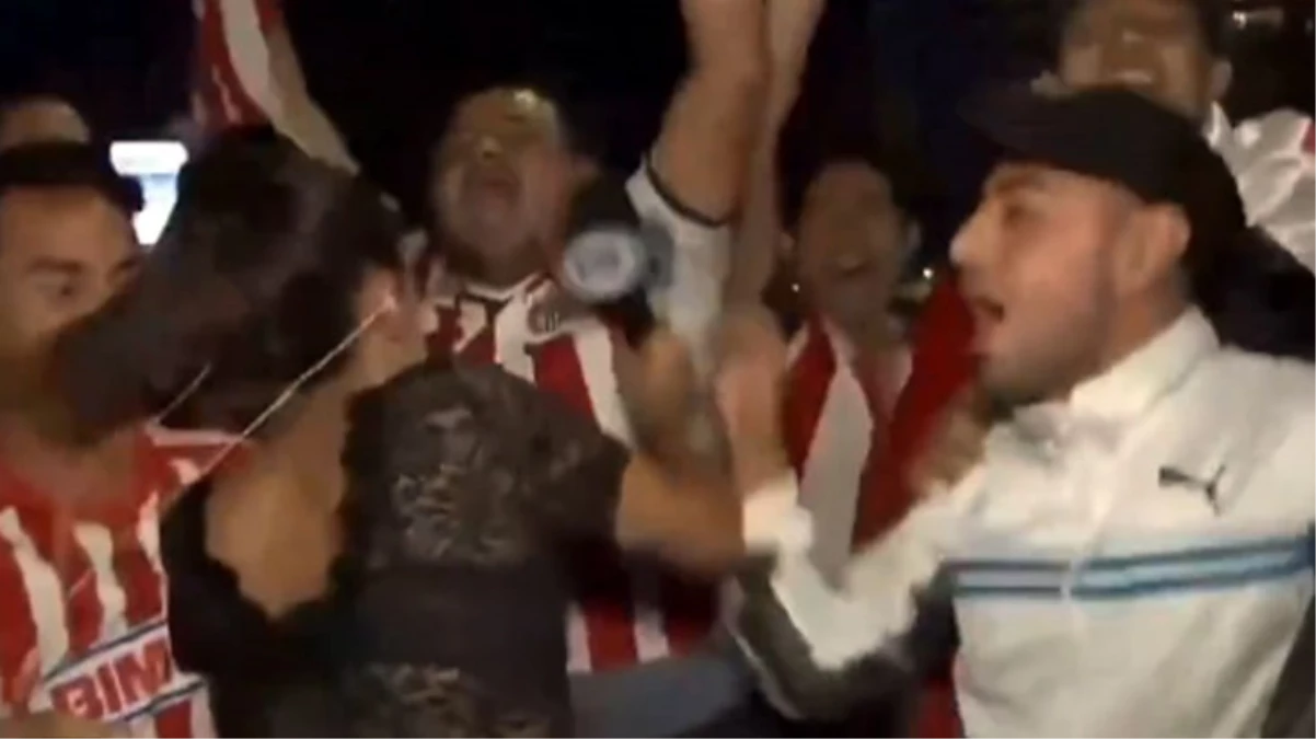 Canlı yayında kadın muhabiri taciz ettiler