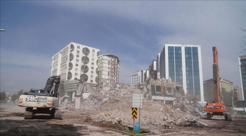 Depremde 89 kişiye mezar olan sitenin müteahhitleri için şok karar!