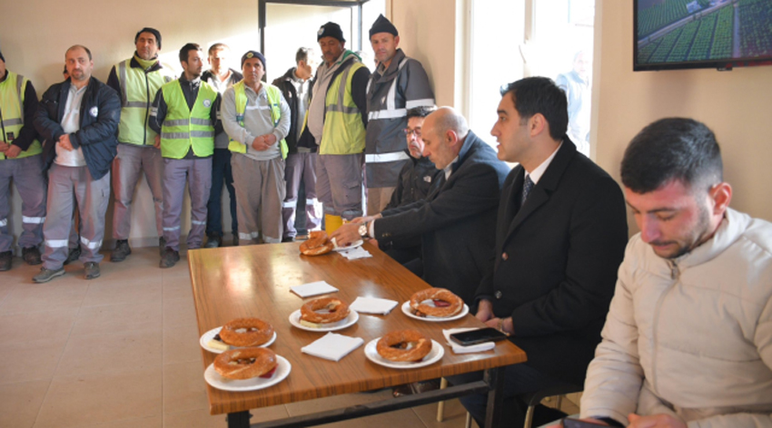 İşçileri karşısına diken başkan adayı kahvaltı ederek oy istedi!