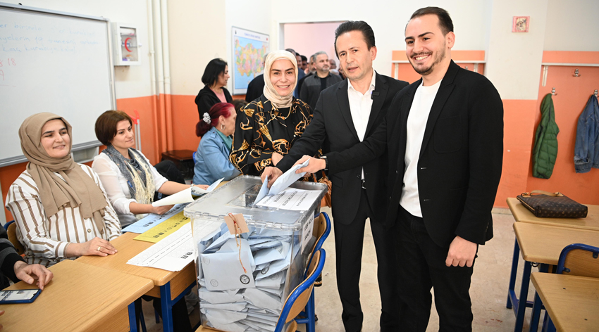 Tuzla Belediye Başkanı Dr. Şadi Yazıcı oyunu ailesi ile birlikte kullandı