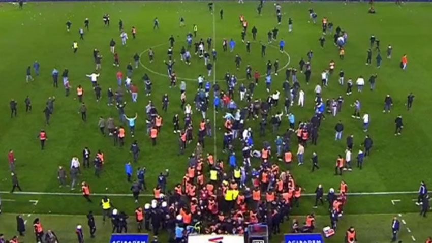 Trabzonspor taraftarı sahaya girdi