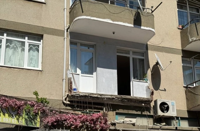 Dairenin balkonu çöktü, 63 yaşındaki kadın yaralandı