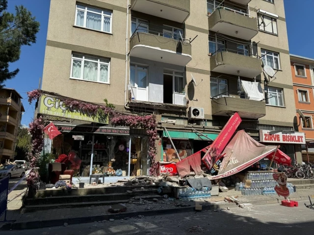 Dairenin balkonu çöktü, 63 yaşındaki kadın yaralandı
