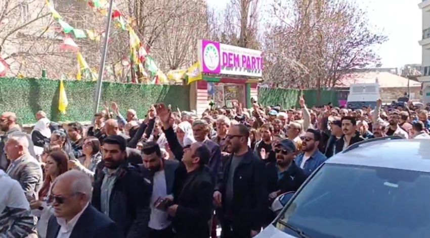 Van’da başkanlık DEM’den AK Parti’ye geçti sokaklar savaş alanına döndü