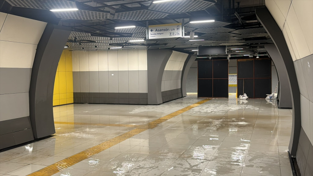İstanbul'da Yenibosna metro istasyonunu su bastı