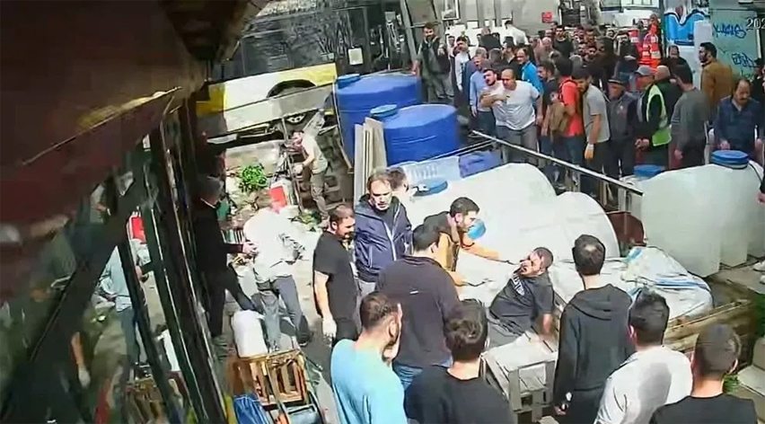 İETT otobüsü kaldırımdaki yayalara çarptı: Çok sayıda yaralı var!