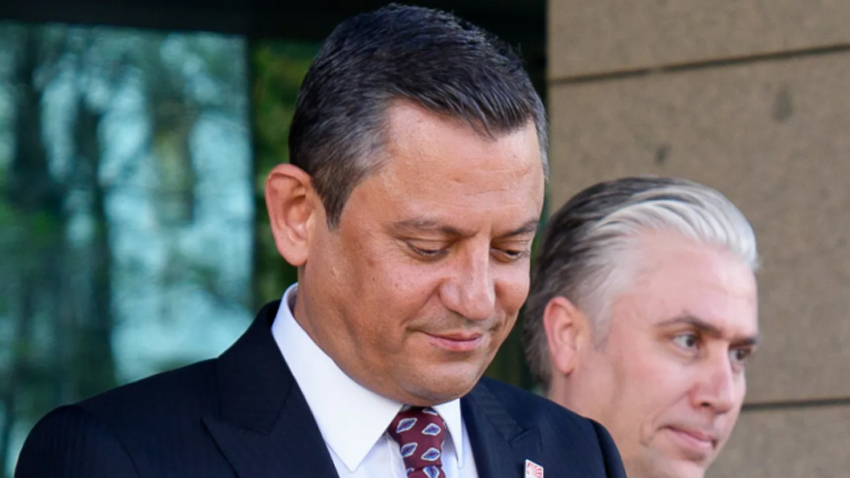 Seçim sonrası 2 ameliyat geçiren Özgür Özel bu kez de saçlarını boyattı