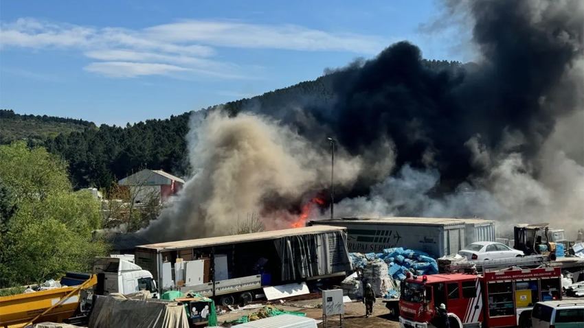 Pendik’te yediemin deposunda yangın çıktı!