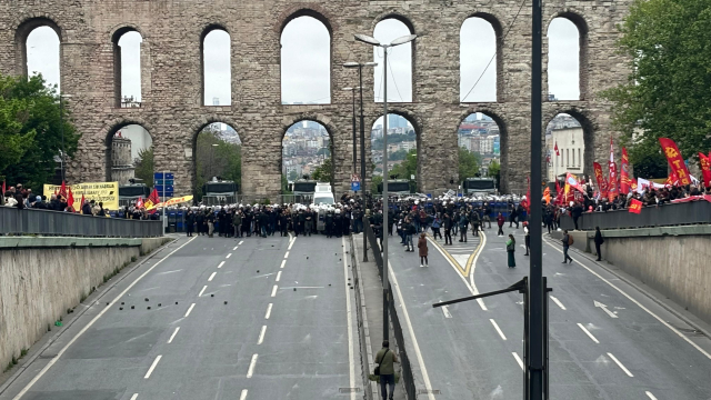 Saraçhane'de arbede! Polis Taksim yürüyüşüne izin vermedi, ortalık karıştı