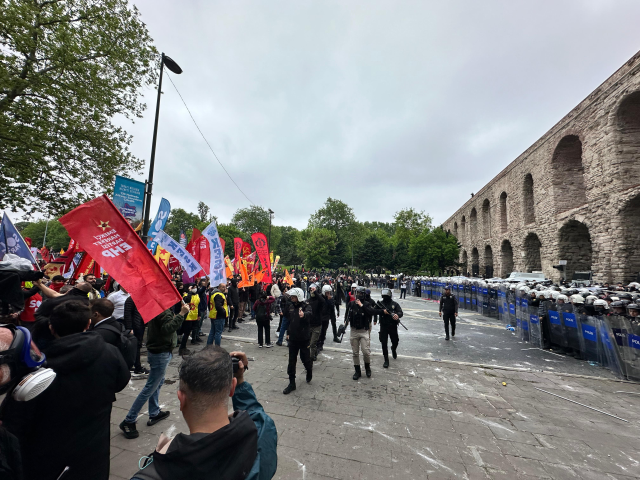 Saraçhane'de arbede! Polis Taksim yürüyüşüne izin vermedi, ortalık karıştı