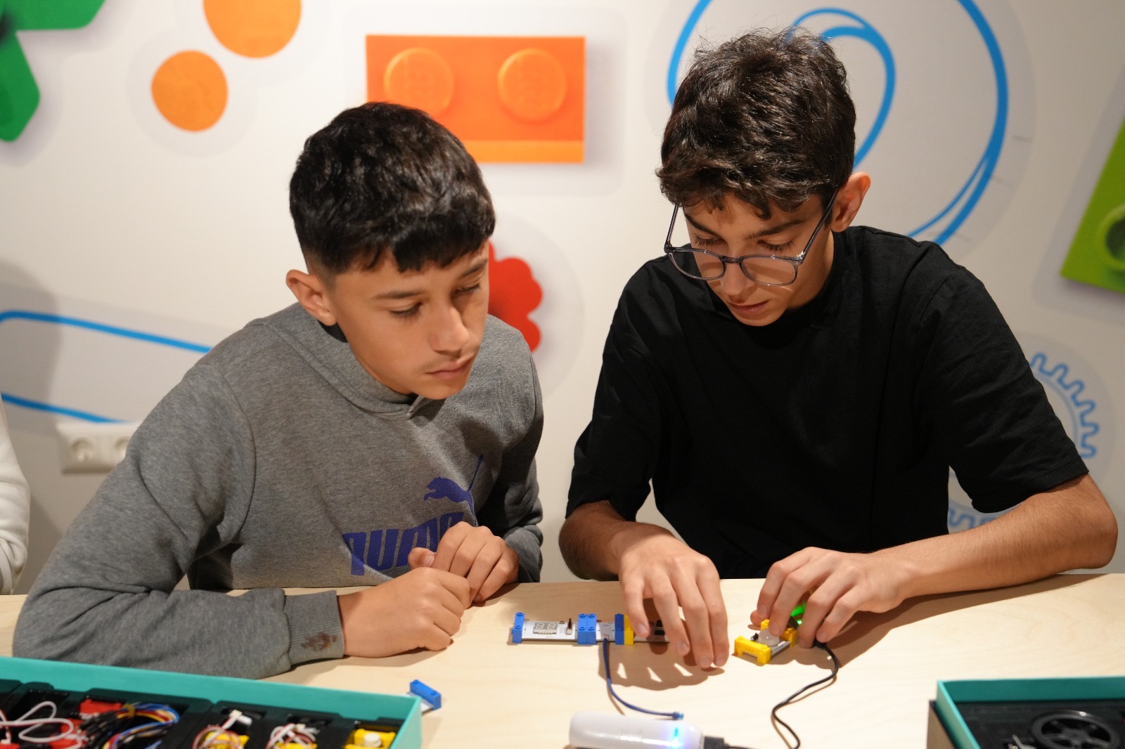 Erasmus öğrencilerinden bilim mühendislik ve teknoloji merkezi makine hangara ziyaret