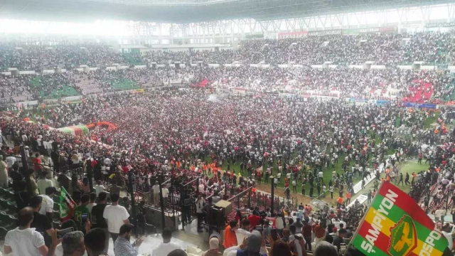 Son düdük çaldı taraftarlar sahaya indi