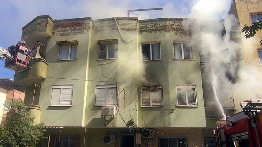 Manisa’da alevler apartmanı sardı: 2’si çocuk 6 yaralı