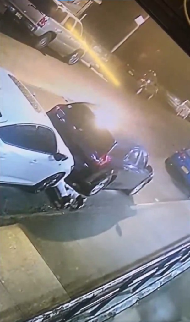 Kemerle boğup bayılttığı kadına arabaların arasında tecavüz etti