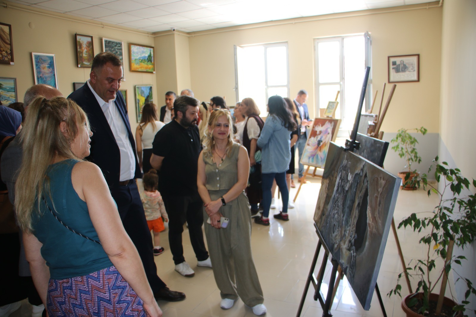 Kartal Halk Eğitim Merkezi’nin yıl sonu resim sergisi açıldı
