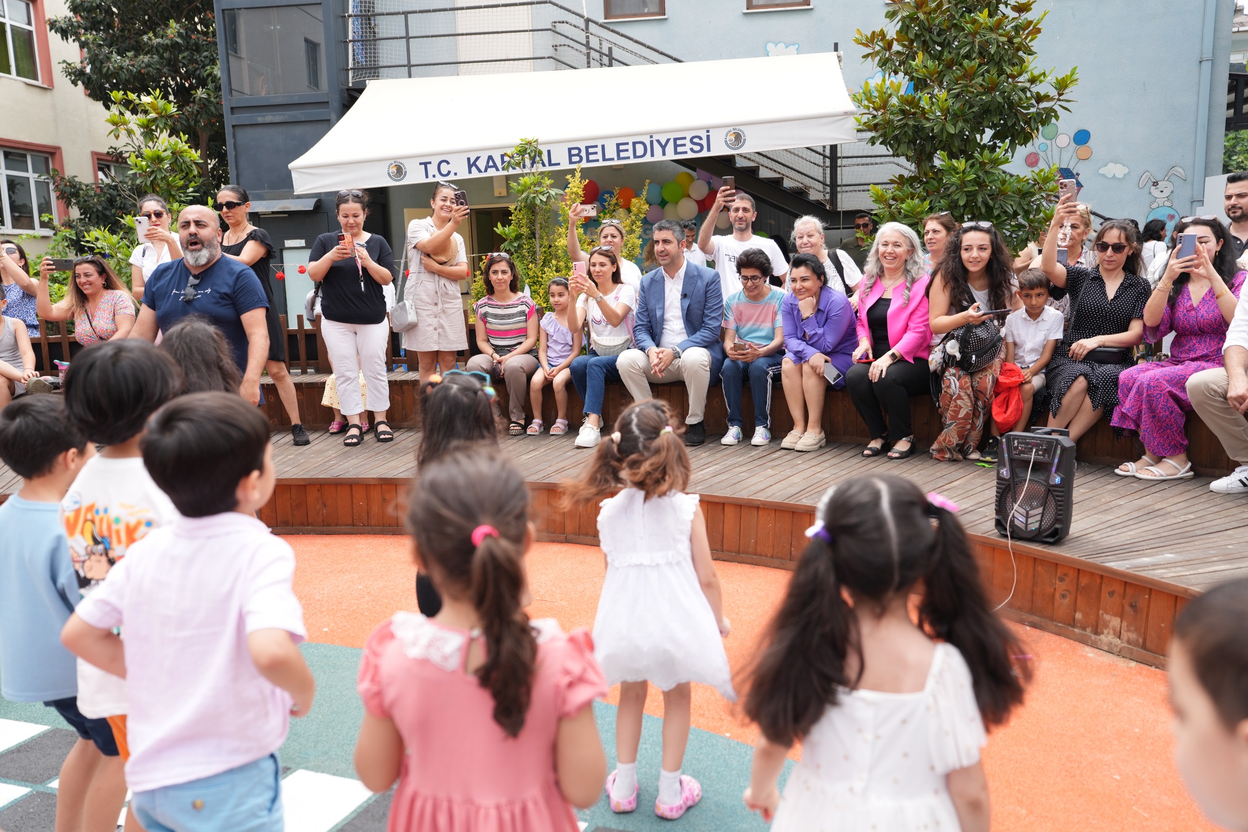 Başkan Gökhan Yüksel öğrencilerin karne sevincine ortak oldu